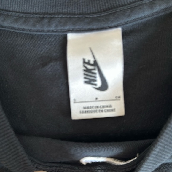 Embroidered Nike Swish with all over logo cropped T-shirt - Picture 6 of 8